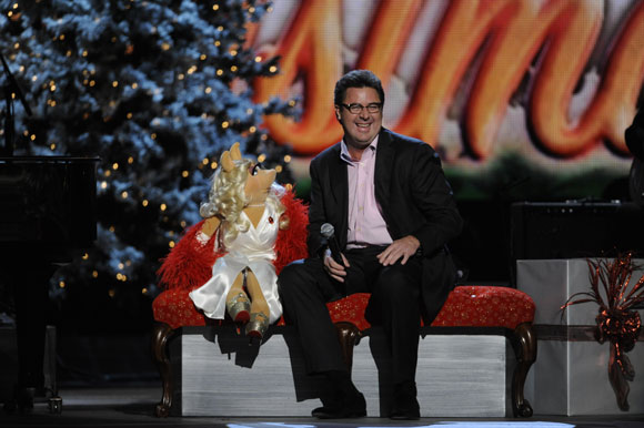 Miss Piggy joins Vince Gill for a special duet on “CMA Country Christmas.”
