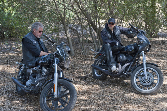 Ron Perlman and Charlie Hunnam in Episode 411 of 'Sons of Anarchy'