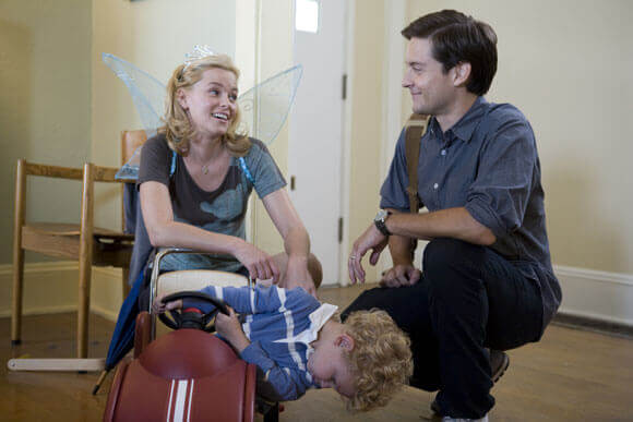 Elizabeth Banks and Tobey Maguire in The Details