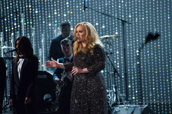 Adele Performs Skyfall at the 2013 Oscars