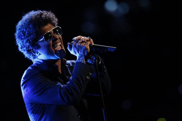 Bruno Mars performs on 'The Voice'
