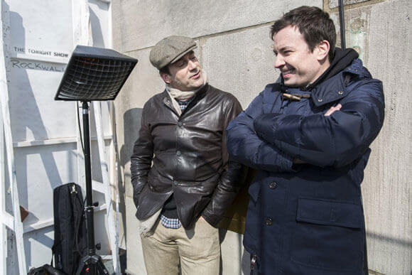 Host Jimmy Fallon and Jon Hamm photobomb tourists 